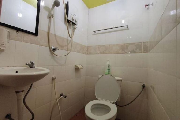 Bathroom 5, D' BJ Motel, Penang Island