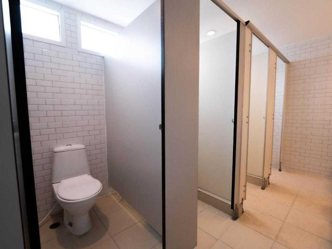 Bathroom 2, RQ Bangkok Sukhumvit 50 by Collection O, Khlong Toey