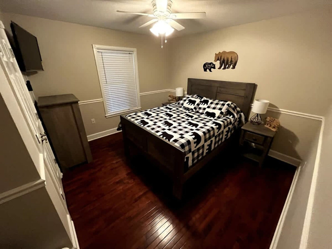 Room 5, Kuntree Retreat Cabin by Beyond Expectations With Hot Tub, Sevier