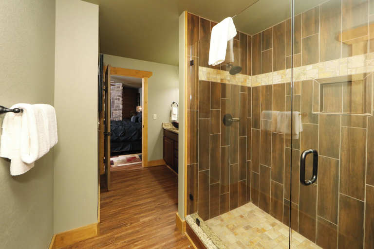 Bathroom 3, Head Over Hills, Sevier