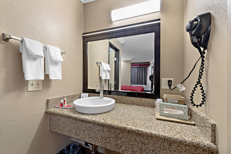 Bathroom 4, Econo Lodge Inn & Suites Escondido Downtown, San Diego