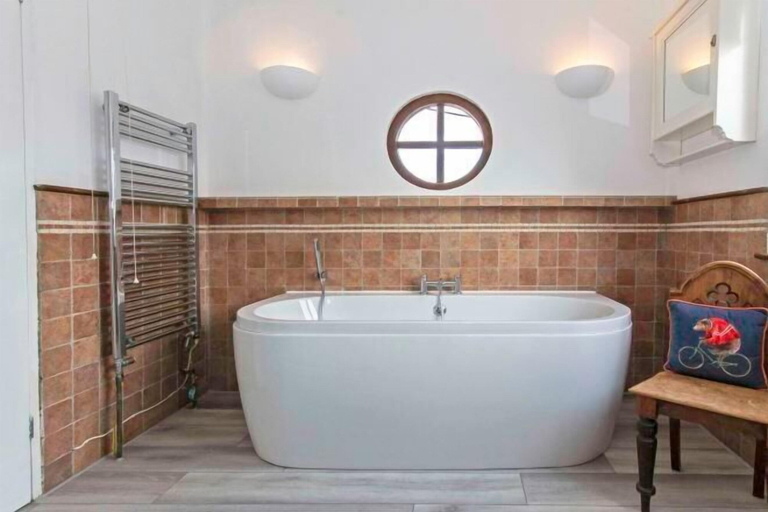 Room 5, Bagend Sleeps 14 Hot Tub Balcony & Ping Pong, Devon