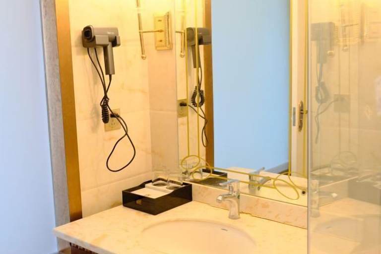 Bathroom 4, Se Qu He Hotel, Garzê Tibetan