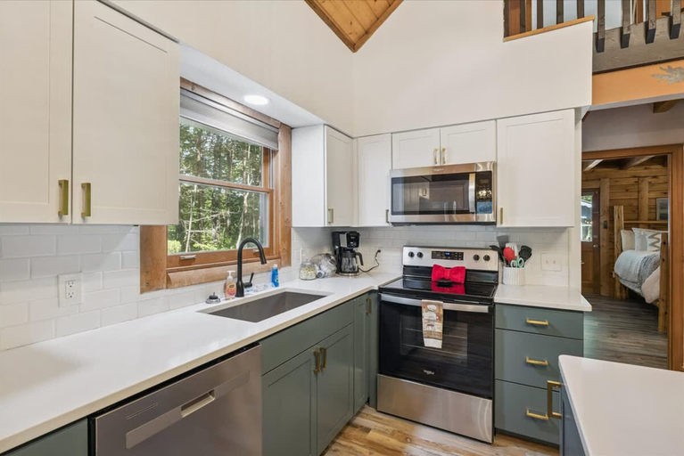 Room 3, Cozy Timbers Cabin by Beyond Expectations With Hot Tub, Sevier