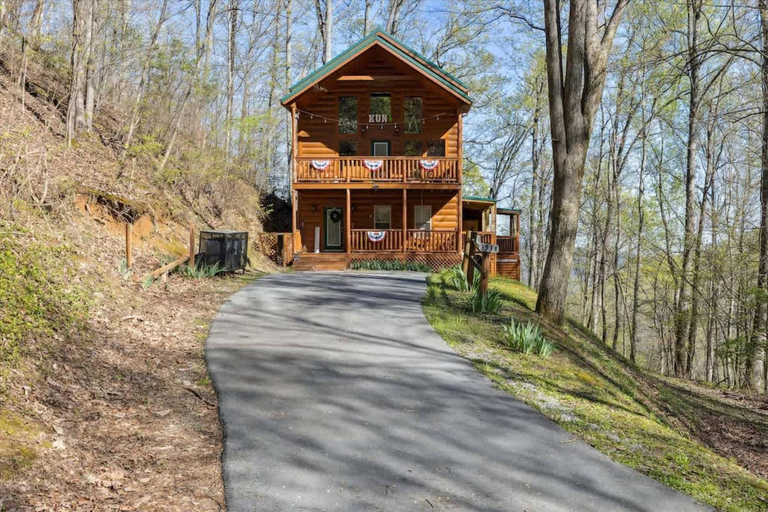Room 1, KunTree Cabin by Beyond Expectations w Hot Tub, Sevier