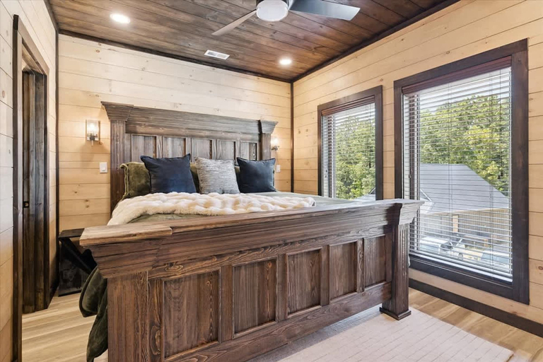 Room 2, Peak Overlook by Beyond Expectations Mountain Retreat With Hot Tub, Sevier