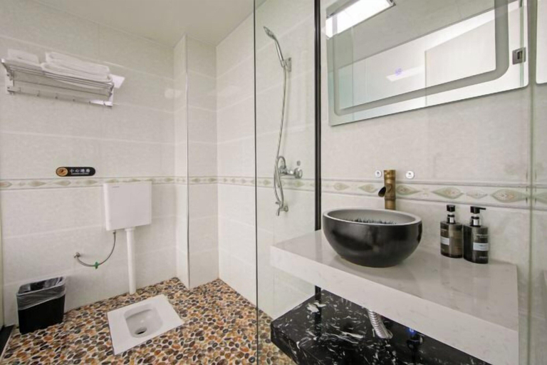 Bathroom 3, Yangshuo Liyin Homestay, Guilin