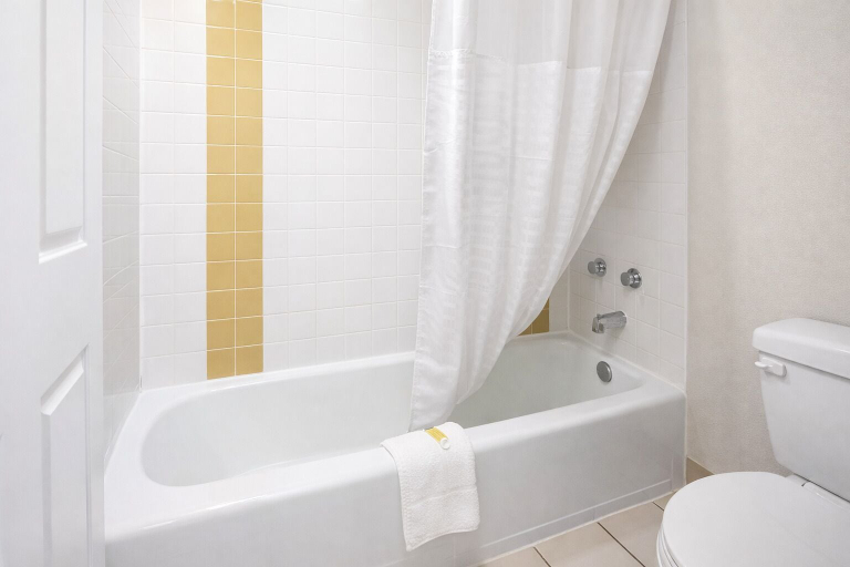 Bathroom 4, Days Inn by Wyndham Amherst, Lorain
