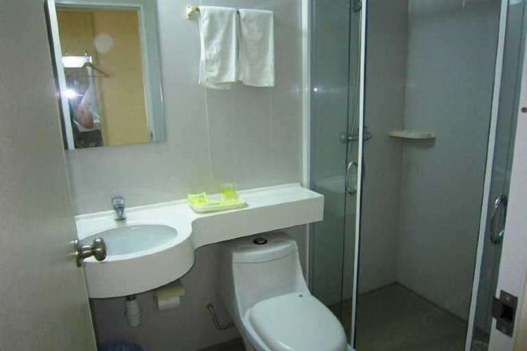 Bathroom, Xiangxiu Hostel, Shanghai