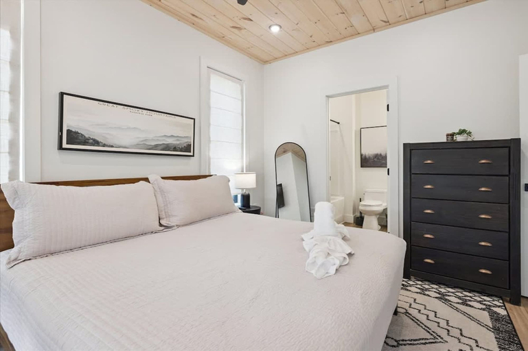 Room 4, Horizons Ahead Mountain Home by Beyond Expectations With Pool, Sevier