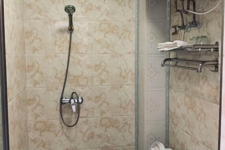 Bathroom 3, Huashan Xinyi Inn, Weinan