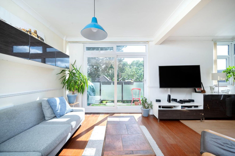Room 2, Cosy One-bedroom Flat in Bromley, London