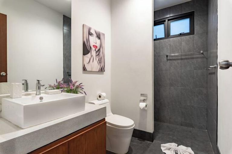 Room 2, Modern 3 Bedroom Boutique Pool Villa, Pulau Phuket