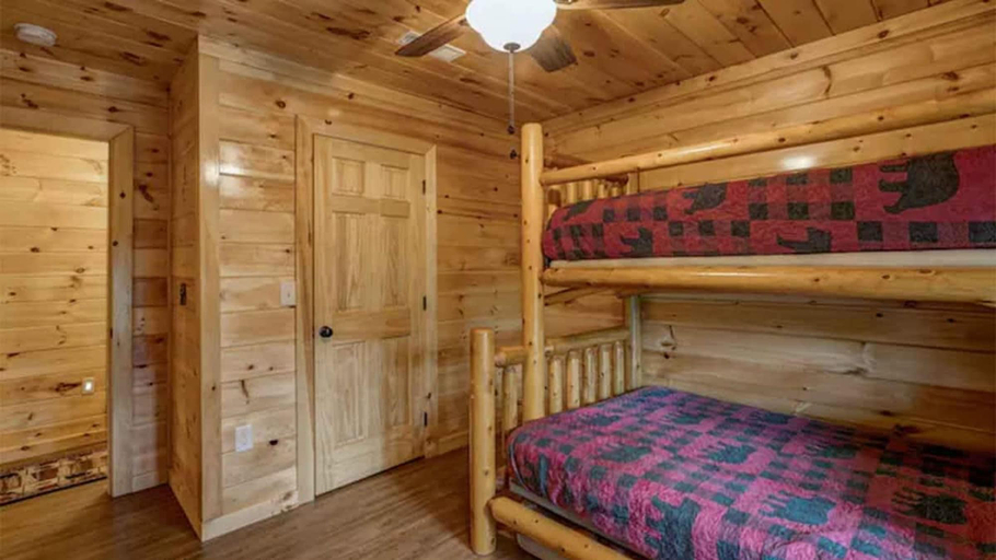 Room 4, Magic Mountain Cabin by Beyond Expectations With Views, Sevier