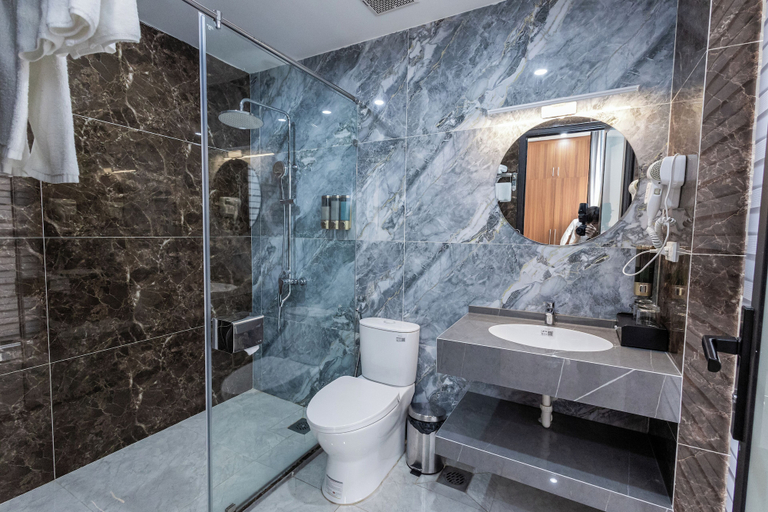 Bathroom 3, Royal Louis Hotel, Từ Liêm