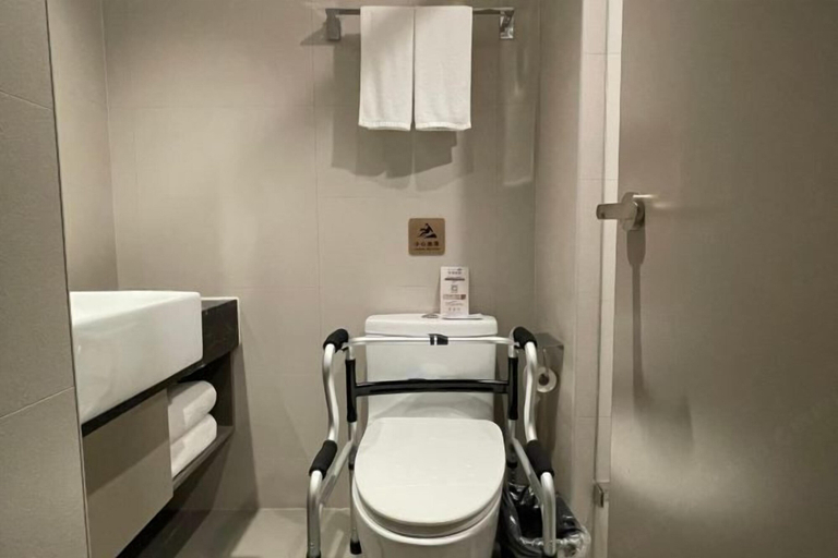 Bathroom 4, Homeinn Selected Hotel (Beijing Beixinqiao Nanluoguxiang), Beijing