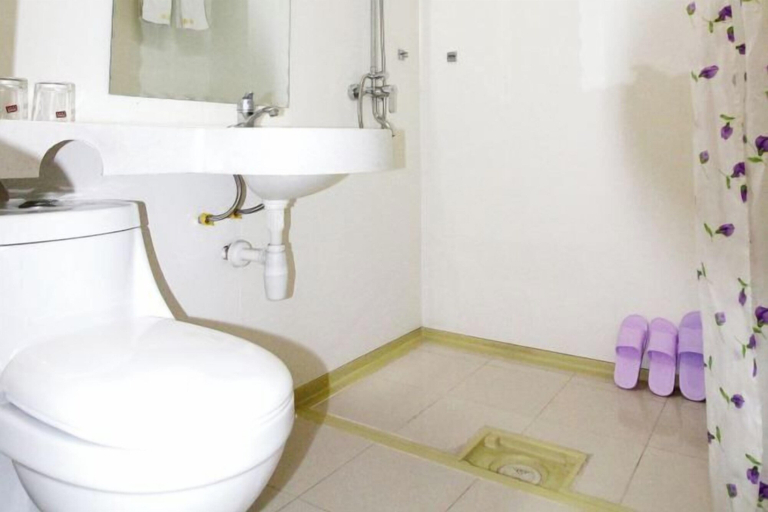 Bathroom, Lutong Hotel, Hohhot