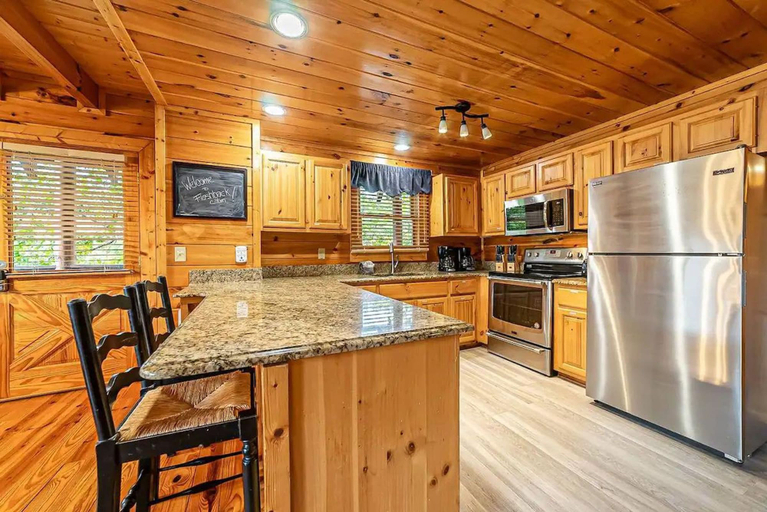 Room 2, Joes Place Cabin by Beyond Expectations With Hot Tub, Sevier