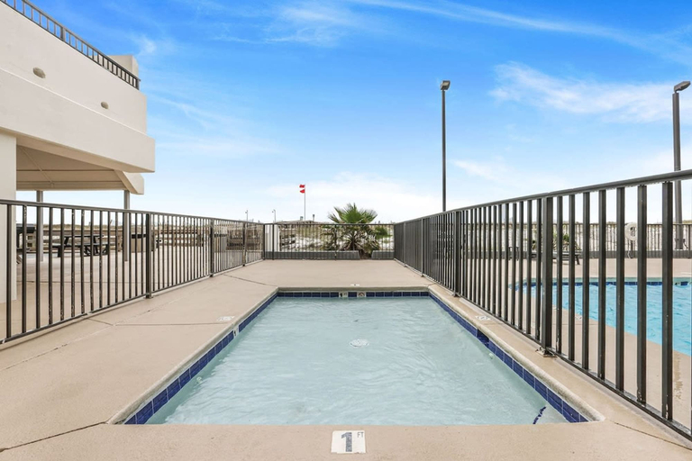 Room 2, Island Winds West 774- Walk to Hangout Beachfront, Baldwin