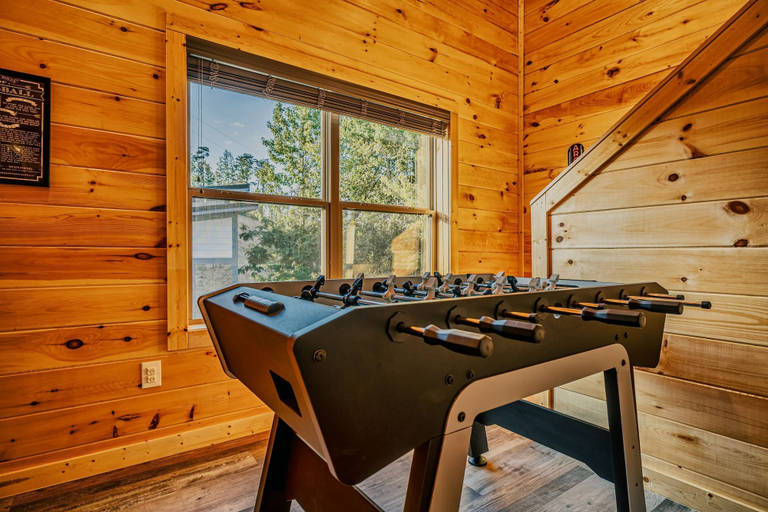 Room 5, Stylish New 5BR 4BA Cabin Steps From Dollywood, Sevier