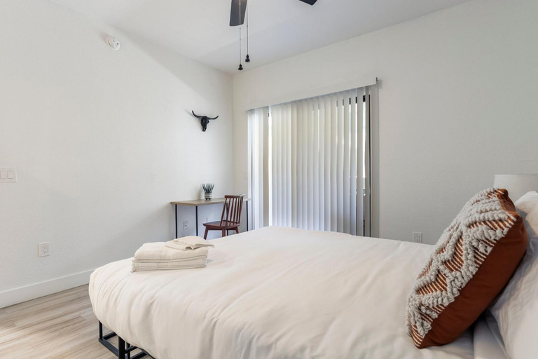 Bedroom 1, CozySuites at Kierland Commons, Maricopa