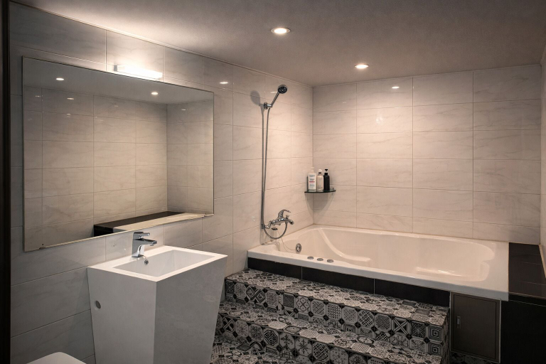 Bathroom 3, Zenith Hotel, Gyeyang