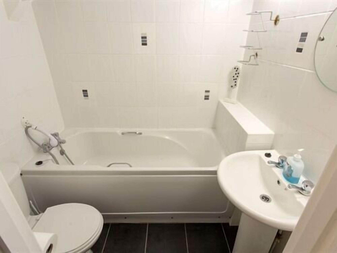 Bathroom 2, Trinity Guest House, Hartlepool
