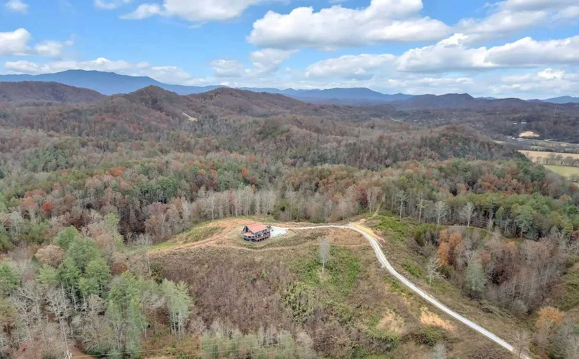 Room 5, Secluded 7BR Mountain Escape on 7 Acres, Sevier