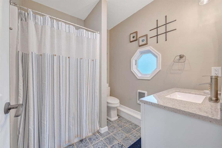Bathroom 5, Kelly Kove - Beach Area Sleeps 14, Private Dock, Pet Friendly, Pittsylvania