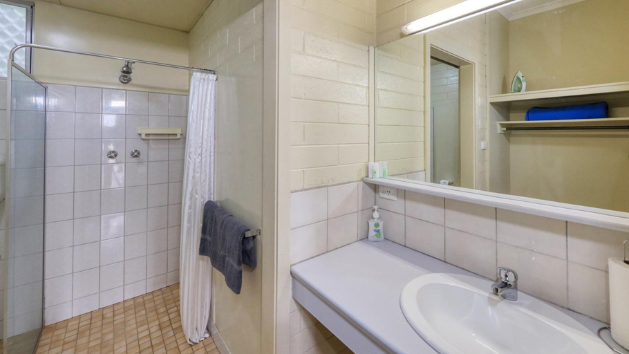 Bathroom 3, Oasis Motor Inn, Broken Hill