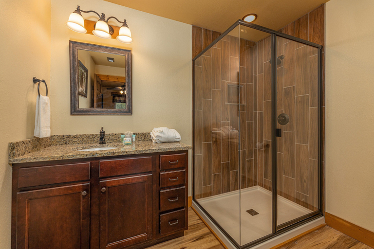 Bathroom 3, Tennessee Dream, Sevier