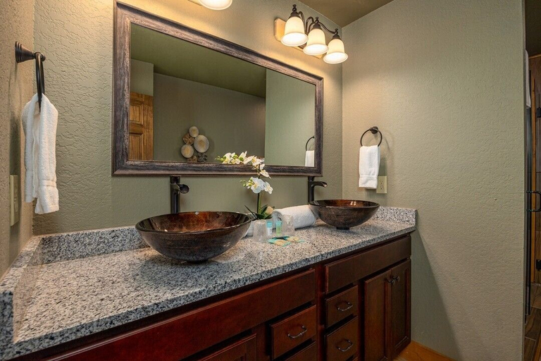 Bathroom 4, Luna Bear Lodge, Sevier