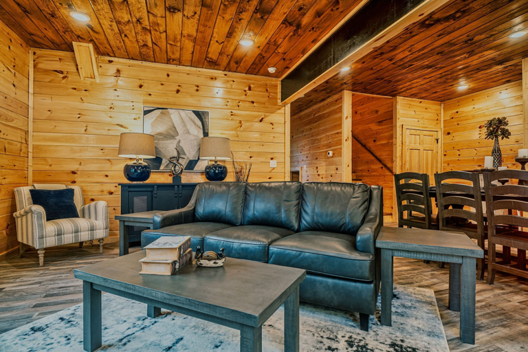 Room 3, Stylish New 5BR 4BA Cabin Steps From Dollywood, Sevier