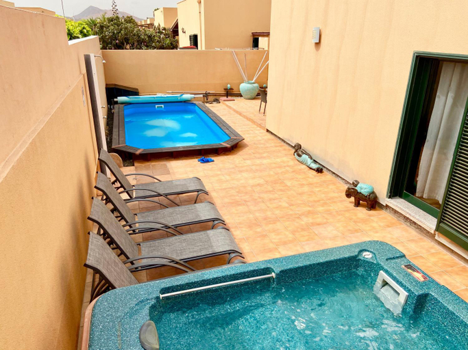 5, Villa- Sleep6- Private Pool and hot tub, Las Palmas