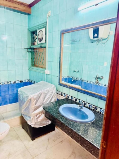 Bathroom 2, Fortune Home Service Apartment, Studio E-30, Delhi