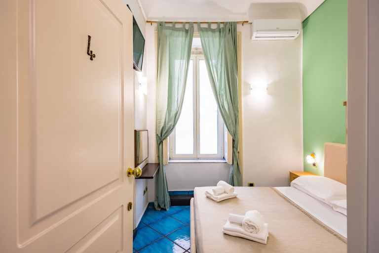 Room 5, Waterfront Riviera, Napoli