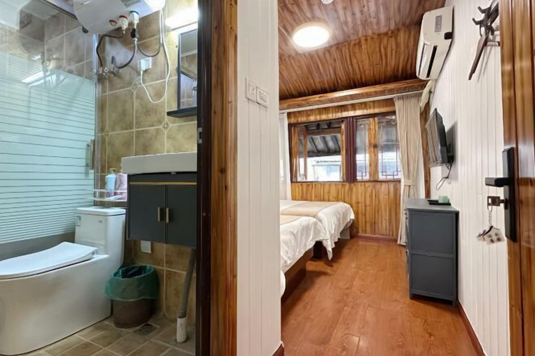 Bathroom 3, Lishui Huaxiang. Lisu River View Homestay, Lishui