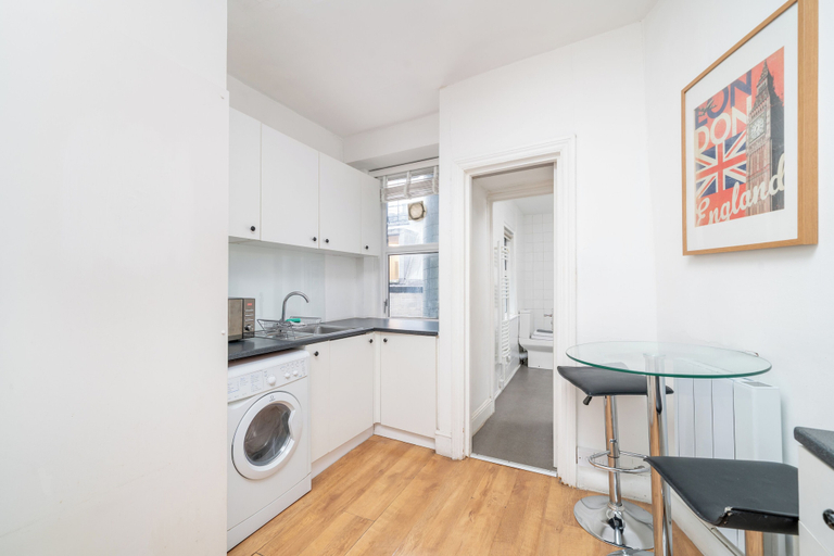 Others 5, Spacious Studio Apartment Soho Square, London