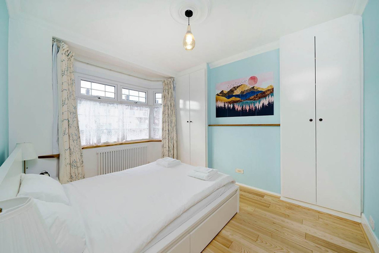 Room 3, Stylish 3-bedroom Bungalow in London, London