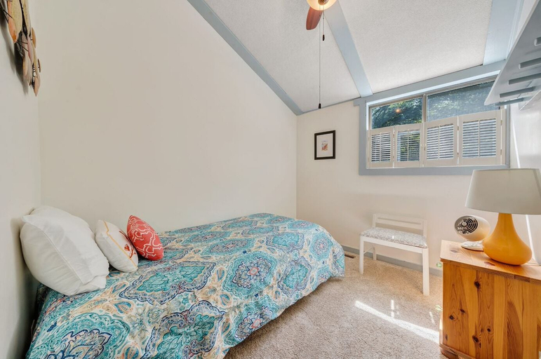 Room 5, Lake Pleasant - Lakefront, Private Dock, Game Room, Bedford