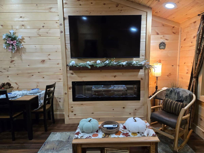 Room 5, Stone Haven Cabin by Beyond Expectations With Hot Tub, Sevier