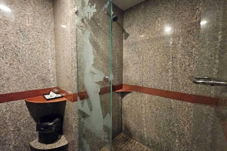 Bathroom 3, Paramount Palace Hotel Dannok, Sadao
