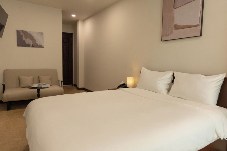 Room 2, Beige Hotel, District 1