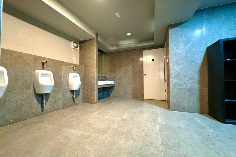 Bathroom 5, Collection O The Spades Hostel, Pathum Wan
