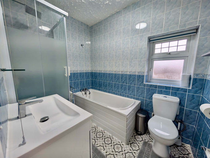 Room 5, Serene Retreat With Comfortable Interiors, London