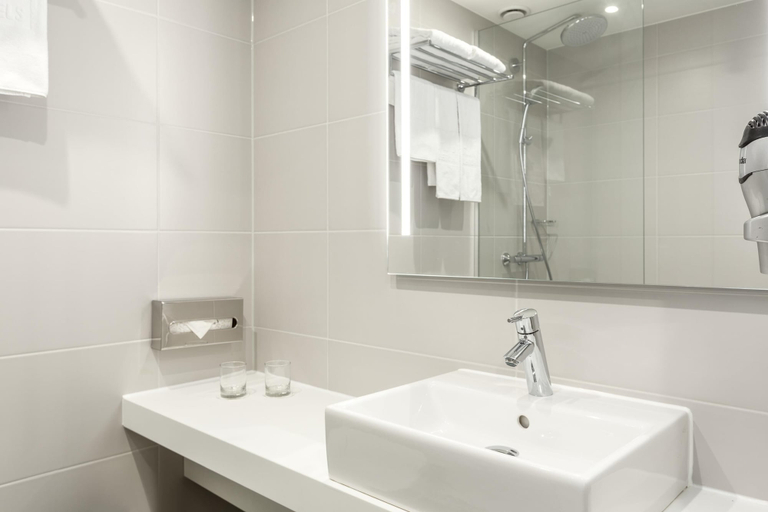 Bathroom 4, NH City Centre Amsterdam, Amsterdam