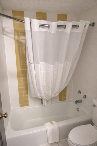 Bathroom 4, Days Inn by Wyndham Amherst, Lorain