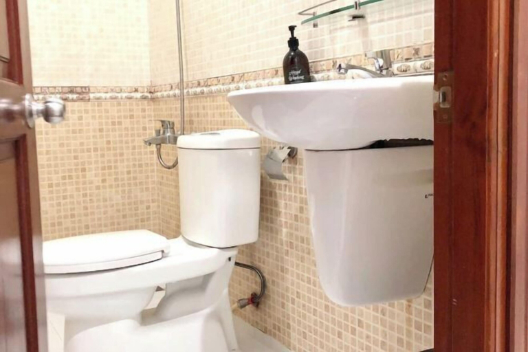 Bathroom 2, SaiGon CoZy Hotel "241 Pham Ngu Lao Street'', District 1