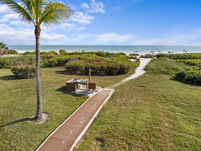 Room 4, 3rd-floor Corner Unit w Gulf Views Heated Pool, Lee