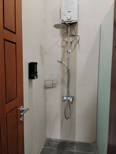 Bathroom 5, Nusa Living Guest House, Kediri